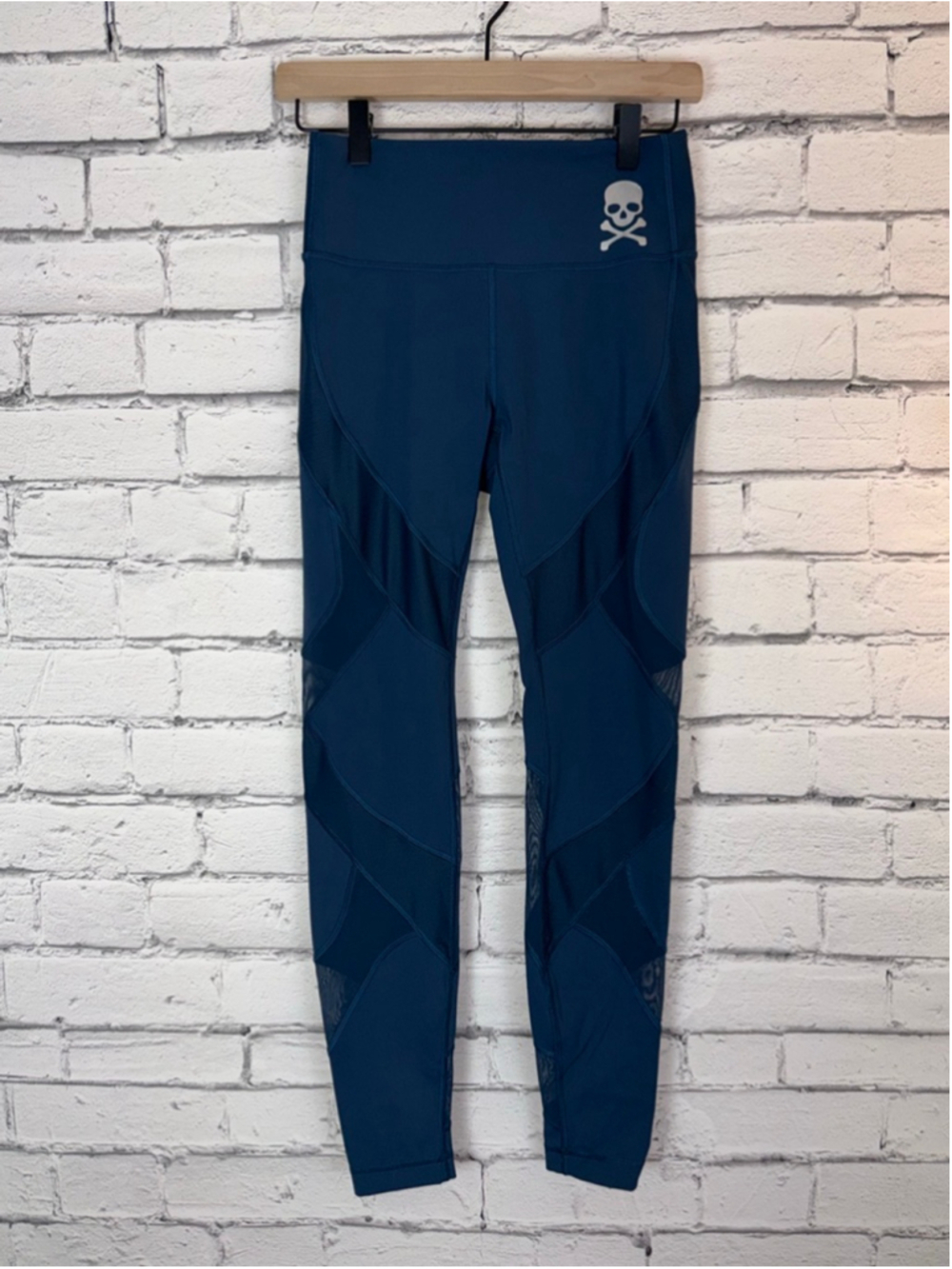 Women's Lululemon High Rise Leggings Mix & Mesh Panels Skull Logo size 6